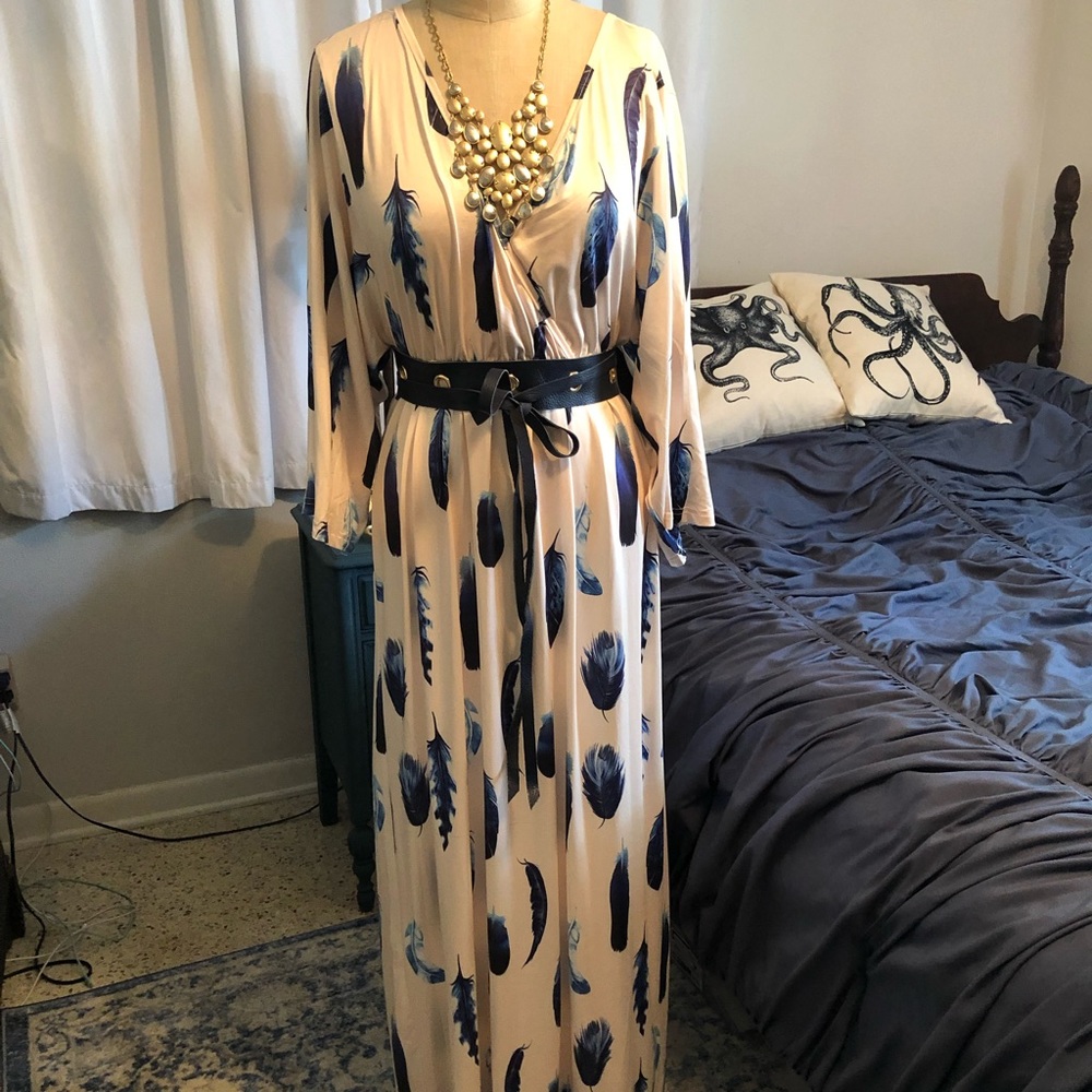 NWOT maxi dress cream/blue feather print xxl